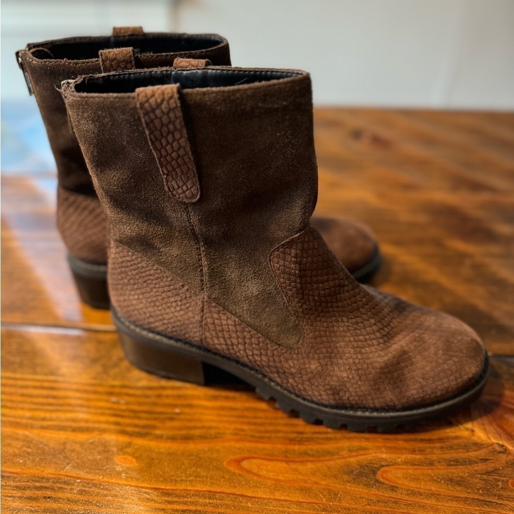LOGO LORI GOLDSTEIN Suede Ankle Booties Zip Up 8
